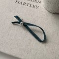 Dettaglio del fermaglio per capelli in denim a pois bianchi con perla metallica su tela - Molletta Fiocco Blu Scuro (D-5339-2) / Fermaglio per Capelli Blu Scuro