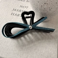 Détail de la pince à cheveux nœud en denim avec cœur ajouré et fini poli noir - Pince Crabe Nœud Cœur Évidé Bleu Foncé (D-5339-6) / Pince Crabe Nœud Cœur Bleu Foncé