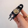 Elegante pinza per capelli nera con fiore di camelia dorato e dettagli in perle - Stile Camelia Oro (D-4069-2)