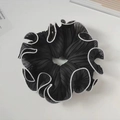 Détail du chouchou en mousseline plissée noire avec bords contrastés blancs sur fond blanc - Noir