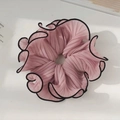 Gros plan sur chouchou en mousseline plissée rose avec bords cousus noirs élégants - Rose