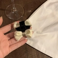 Eleganter Haarklammer mit cremefarbener Stoffschleife und Goldfaden-Detail - Beige