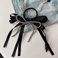 Elegante elastico per capelli in raso nero con fiocco di perline argentate su denim - Perla Argentata (D-5350-2)
