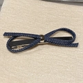 Dettaglio macro della clip per capelli a fiocco in denim blu navy con anello d'argento - Fermaglio a Becco Anatra Fiocco Blu Scuro