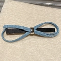 Vista macro dettagliata della clip per capelli a fiocco intrecciato azzurro con anello - Fermaglio a Becco Anatra Fiocco Azzurro