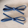 Dettaglio di due fermagli per capelli a fiocco in denim blu con base in metallo argento - Grande / Azzurro