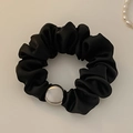 Elegante elastico in raso nero con dettaglio di perla argentata su sfondo minimal - Nero
