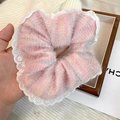 Coletero de felpa rosa con borde de encaje blanco sobre un fondo estético natural - Encaje de Felpa Rosa