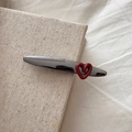 Pinza para el pelo con corazón burdeos de aleación sobre libreta con estilo minimalista - Pinza de Pico de Pato Corazón Rojo Vino (D-5431-1)