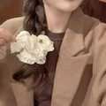 Chouchou en dentelle blanc crème avec nœud et perle porté sur une coiffure tressée - Dentelle Satin Abricot