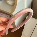 Diadema de terciopelo rosa acolchada con etiqueta metálica en un ambiente acogedor - Estilo Rosa (D-4512-1)