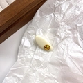 Elegante pinza para el pelo ovalada en blanco crema con detalle metálico dorado central - Decoración Dorada Ovalada Blanco Crema (B-2588-1)
