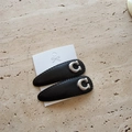 Minimalistische schwarze Leder-Haarspangen in Tropfenform mit metallischem C-Logo - Schwarz Silbernes C Buchstabe Stil (D-5675-4)