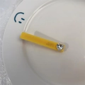 Pinza rectangular amarilla con corazón de cristal y letras hechas a mano - Estilo de Diamantes de Imitación de Corazón Amarillo Brillante (B-2765-3)