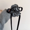 Eleganter Haargummi mit Hahnentrittblume, schwarzen Seidenbändern und CHANGE-Druck - Schwarz-Weißes Hahnentritt-Muster (D-5678-2)