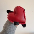 Pinza per capelli a cuore rosso in ecopelle con bordo in peluche e etichetta nera - Rosso (D-5661-2)