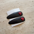 Paar schwarze Leder-Haarspangen mit roten Herzen auf weißer Karte für Damen - Schwarz Rotes Herz Stil (D-5675-1)