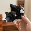 Chouchou français en organza noir orné de perles blanches et de volants en tulle - Style Noir (D-5703-2)