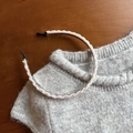 Elegante cerchietto intrecciato con perle e motivo a onde bianche su base in metallo - Bianco