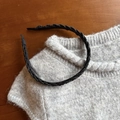 Elegante cerchietto intrecciato con perle nere con design a trama ondulata - Nero