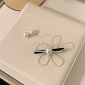 Eleganter weißer Perlen-Blumen-Haarclip und passendes rundes Perlen-Ohrring-Set für Damen - Perlenblume Haarspange