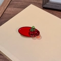 Pinza para el pelo de cereza rojo oscuro con hojas verdes y una base roja elegante - Clip De Pelo Pico De Pato Cereza