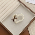 Pince à cheveux coeur en acrylique avec perles blanches et nœud en satin marron - Cœur Avec Nœud Et Pendentif / Forme de Cœur (D-5108-1)