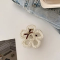 Blumenförmige transparente Haarklammer mit Perlenfüllung und brauner Samtschleife - Weißer Blumen Stil / Weiße Blumen-Haarkralle (D-5109-2)