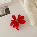 Elegante rode stoffen magnolia bloem haarklem met zijden textuur voor de vakantie - Rood