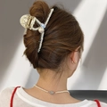 Pince à cheveux élégante avec perles blanches et accent coloré sur cheveux de mannequin - Grand / Forme Croisée Grand (D-5108-4)