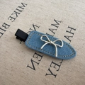 Fermaglio ovale in denim blu con fiocco in metallo argento e cuciture gialle - Azzurro