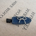 Fermaglio ovale in denim blu con fiocco in metallo argento e cuciture gialle - Blu scuro