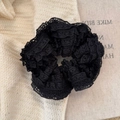 Chouchou élégant en dentelle noire à plis superposés sur fond de tissu crème texturé - Noir (D-5722-4)