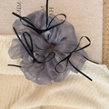 Elegante elastico scrunchie in organza grigia con fiocchi neri e design stile balletto - Grigio