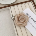Elegante molletta per capelli a rosa champagne con perla grigia su vassoio beige - Fermaglio Laterale Rosa-Tè al Latte (D-5095-2 Tè al Latte)