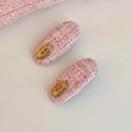 Lot de deux barrettes en tweed rose avec logo en métal doré pour un look chic et doux - Tweed Rose avec Étiquette en Métal (D-5125-3)