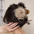 Elegante pinza per capelli con rosa in tessuto color champagne e base in ambra - Fermaglio per Capelli a Rosa Grande (D-5067-2AA Fermaglio Floreale)