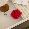 Fermaglio per capelli con rosa rossa vintage su vassoio in velluto crema - Rosso