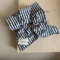 Chouchou fait main en tissu seersucker rayé noir et blanc avec une petite étiquette tissée - Rayure Noire (D-5727-2)