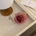 Elegante fermaglio per capelli a rosa in seta rosa tenue su vassoio per gioielli beige - Rosa Porpora