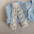 Cardigan in maglia a coste azzurro con bottoni dorati e un nastro in pizzo bianco - Ricamo Floreale Bianco Sporco (D-5750-1)