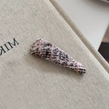 Elegante horquilla de tweed rosa con patrón tejido clásico sobre una base de metal - Rosa Blanco Negro Cuadros Rectángulo (D-5101-4)