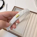 Elegante diadema tejida blanca con logotipo dorado Celly de estilo estético lujoso - Albaricoque