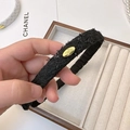 Diadema elegante de tweed blanco y negro con logo metálico dorado para accesorios de mujer - Negro