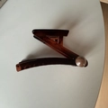 Pinza per capelli a forma di Z marrone scuro traslucido con perla decorativa - Ambra