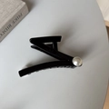 Pinza per capelli nera a forma di Z minimalista con due grandi perle bianche su grigio - Nero