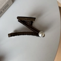 Elegante pinza per capelli marrone traslucida con una grande perla bianca centrale - Marrone