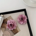 Paire élégante de barrettes à fleurs en tissu violet sur un plateau de lin décoré - Rose Pourpre