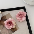 Pince à cheveux élégante avec deux fleurs de camélia roses et pétales dégradés superposés - Rose