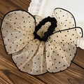Elegante gebroken witte organza scrunchie met zwarte stippen en fijne gaasstructuur - Beige
